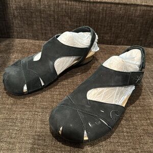 New 11W Black Earth Birdine Sandals